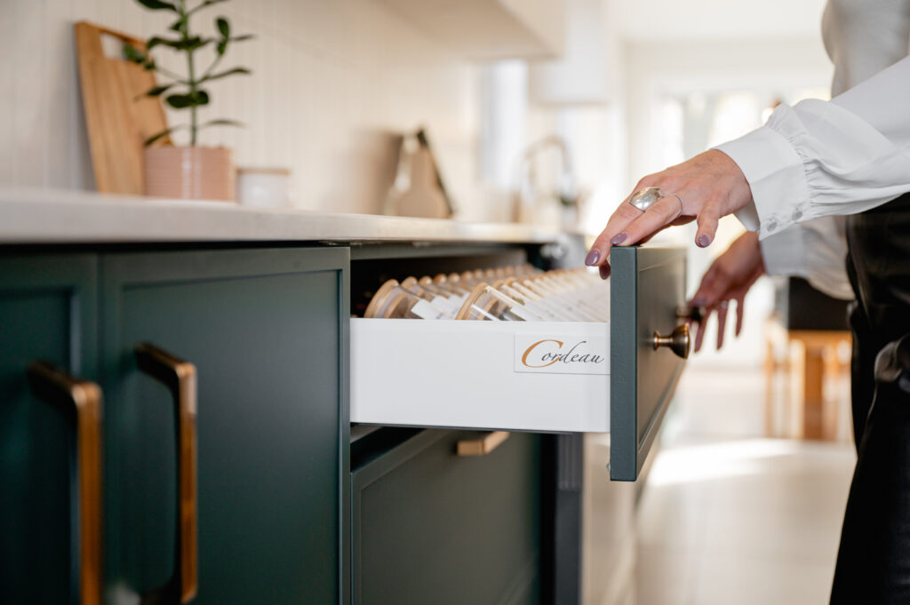 designer ou cuisiniste, armoire sur mesure avec cordeau